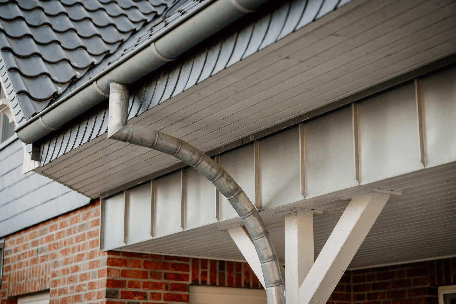 Regenrohr als Schwanenhals & Holzschutz durch eine witterungsbeständige Blechfassade